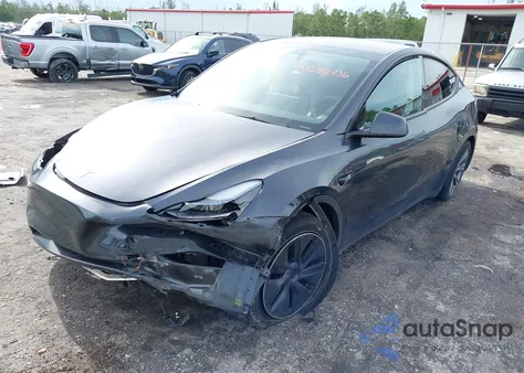 2025 Tesla Model Y Long Range Dual Motor All-Wheel Drive z USA, uszkodzony, nr VIN 7SAYGAEE2SF218134